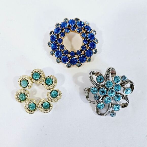 Vintage Lot of Three Blue Tone Aqua Round Cut Wreath Rhinestone Brooch Pins - Picture 1 of 8
